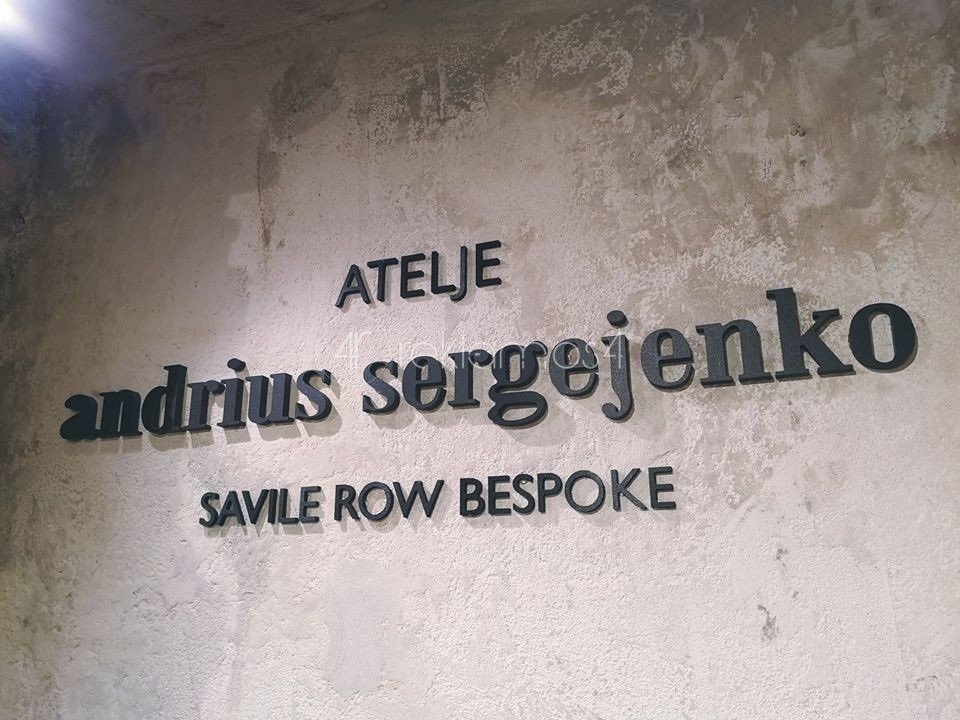 frezuotos raidės, iškabos
