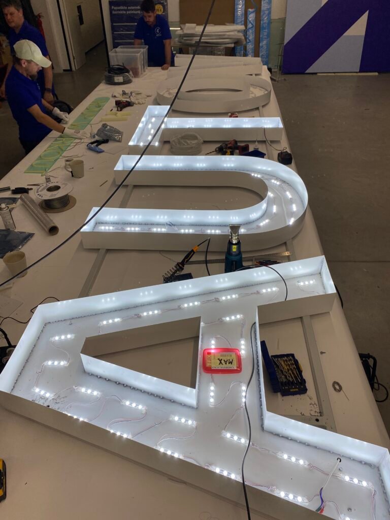 reklamos iškabų elektros darbai, remonatas, montavimas