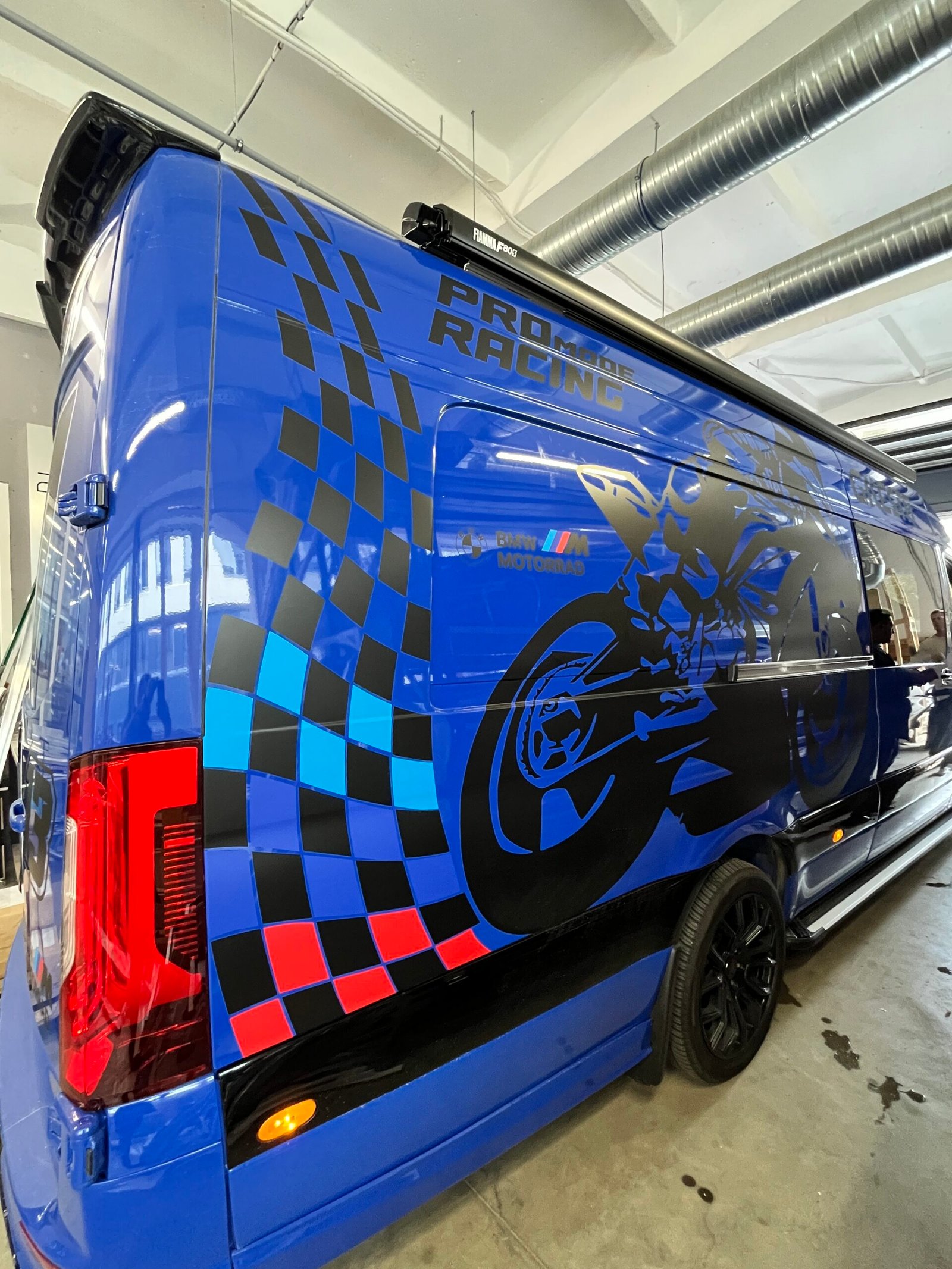 automobilių lipdukų spauda