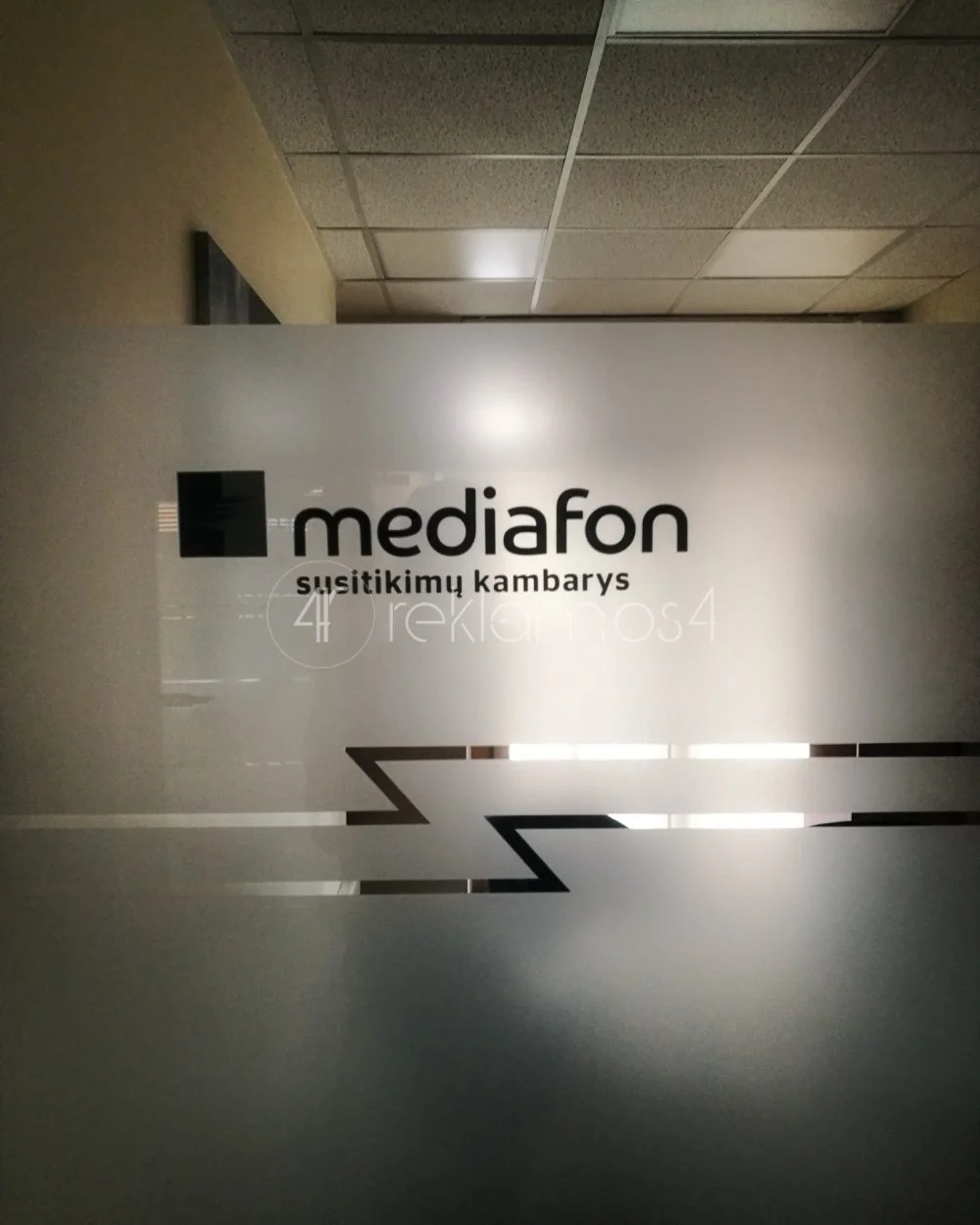 serksno lipdukas ant stiklo