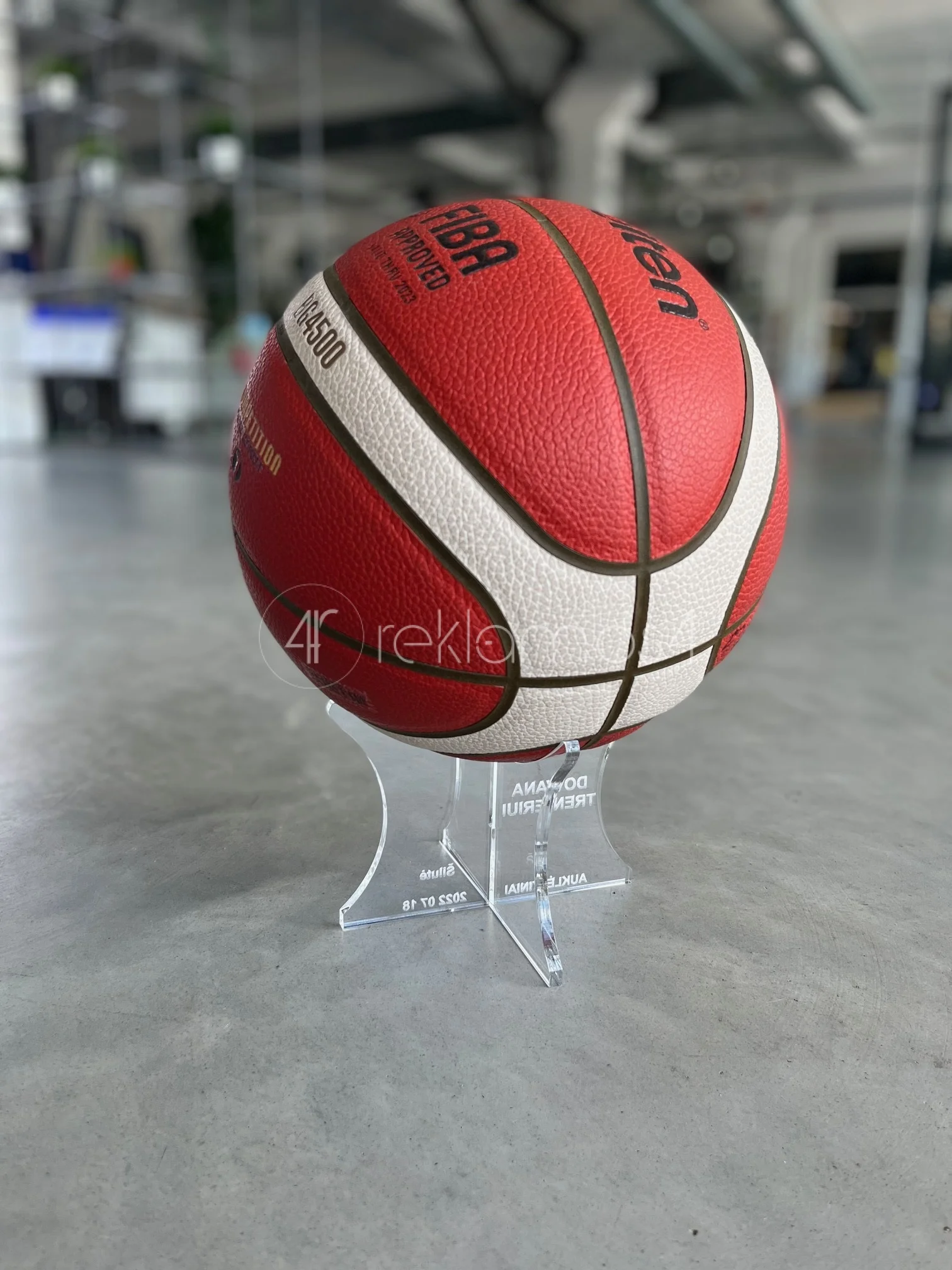 Vardinis krepšinio kamuolio laikiklis