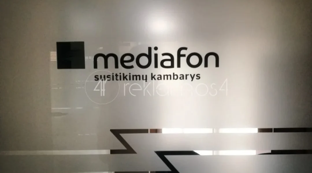 serksno lipdukas ant stiklo