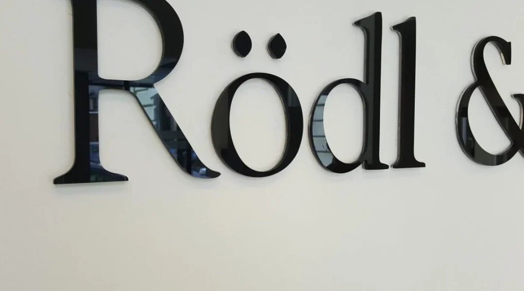frezuotas-juodas-plexiglas-rodl-partner-e1588921407913