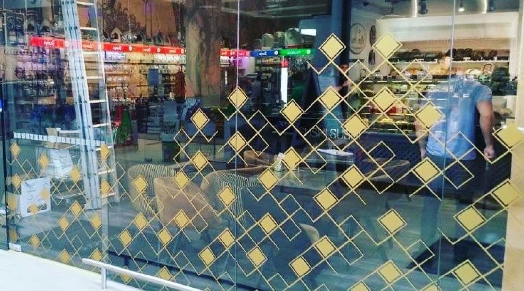 vitrininiu_langu_apipavidalinimas_prekybos_centro_petveru_apklijavimas_plevele_reklamos4
